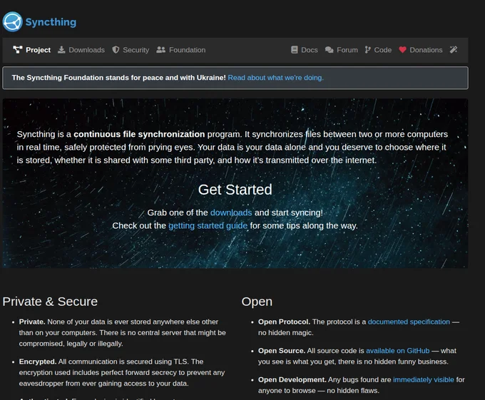 Captura do site do Syncthing, apresentando a sincronização de arquivos e os recursos de privacidade e código aberto